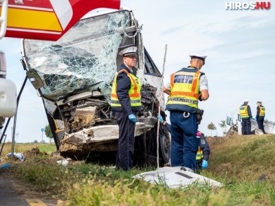 Szörnyű baleset: darabokra szakadt a busszal ütköző kisteherautó