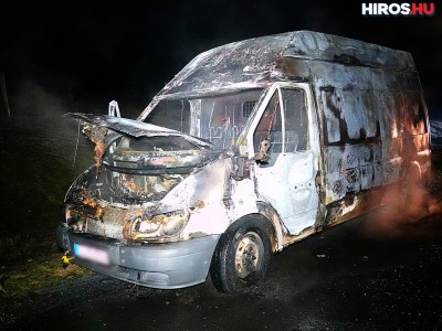 Kiégett egy kisteherautó az M5-ösön Kecskemétnél