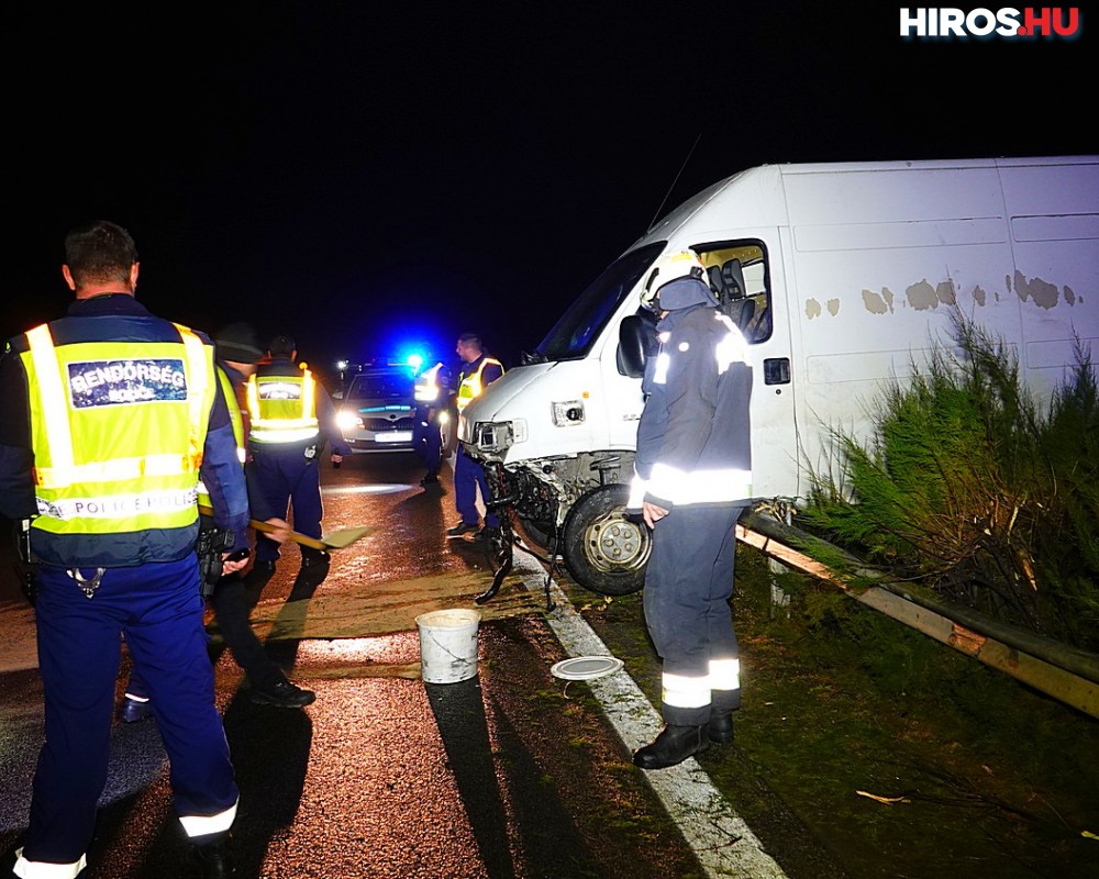 A belső szalagkorlátnak csapódott egy kisteherautó az M5-ösön, a sofőr eltűnt