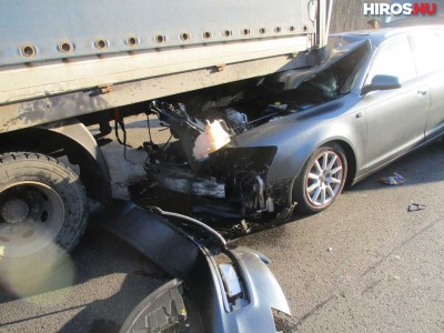Teherautó hátuljába ütközött egy autó az M5-ösön