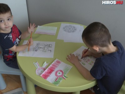 Otthon készülnek a gyerekek március 15-re - Videóval