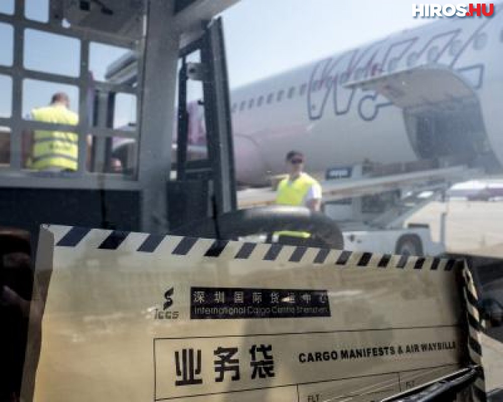 Négy repülőgépen több millió egészségügyi felszerelés érkezett Kínából