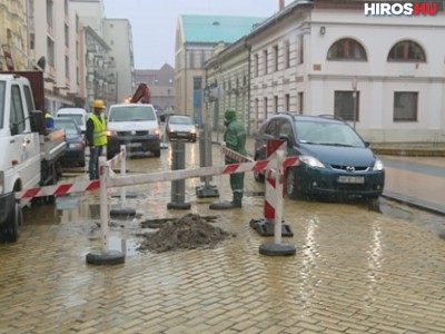 Helyreállították a beszakadt burkolatot az Arany János utcán