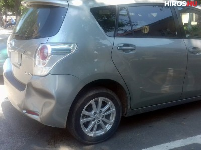 Suttyósofőr: összetörte a parkoló kocsit és elhajtott
