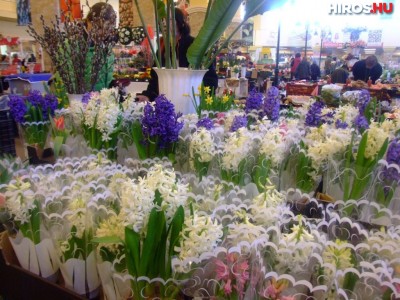 Nőnapi virágkínálat a piacon