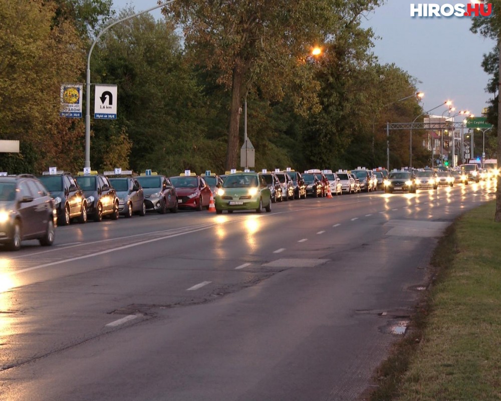 Közel 70 autóból álló konvojjal tüntettek Kecskeméten a gépjárművezető oktatók