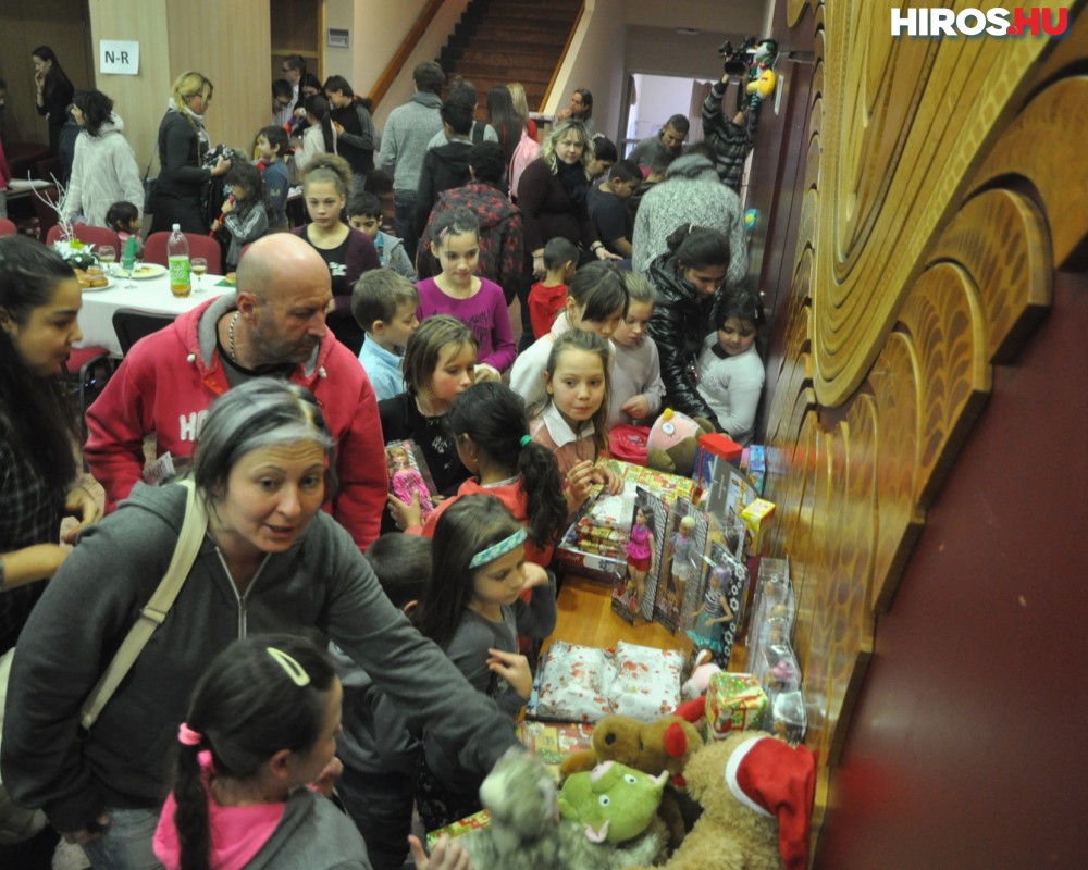 Több mint háromszáz gyereket ajándékozhattunk meg a Hírös Agórában