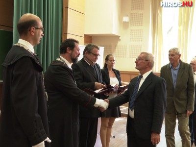 Ismét Aranydiplomásokat köszöntöttek a Neumann János Egyetemen