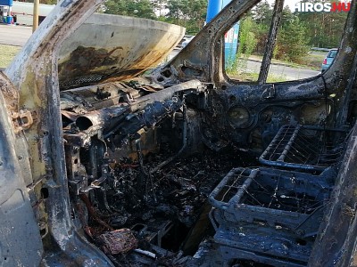 Lángolt egy kisteherautó az M5-ösön