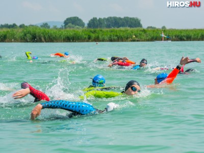 Tízéves gyerekek ússzák át a Balatont