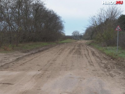 Elkezdődött a Kiskőrösi út aszfaltozása - videóval