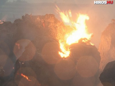Több ezer szalmabála égett Makónál