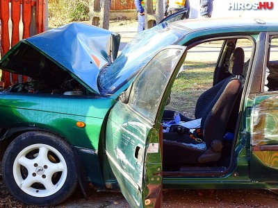 Kerítésnek csapódott egy autó Tiszaföldváron