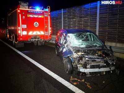 Elaludt az Opel sofőrje és belehajtott egy trélerbe az M5-ösön
