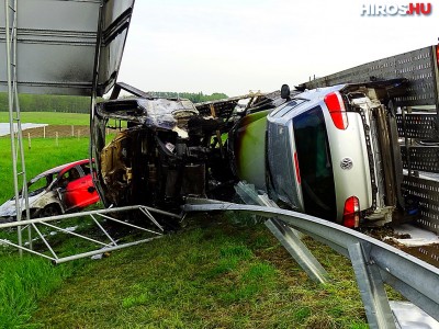 Kigyulladt egy autószállító kisteherautó az M5-ösön Kecskemétnél - Videóval