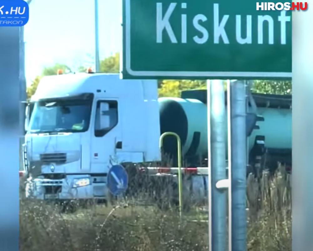 Vasúti átjáróban ragadt egy teherautó - VIDEÓVAL