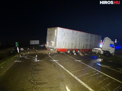 Frontálisan ütközött egy kamion egy személygépkocsival