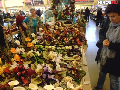 Mindenszentek ünnepi koszorú- és virágvásár a piacon