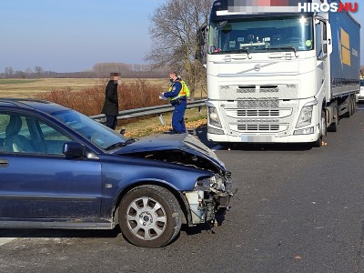 Részletek és képek az M5-ösön történt kamionos balesetről
