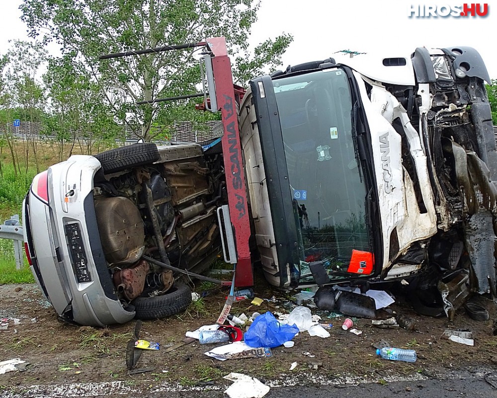 Autószállító kamion borult fel az M5-ösön