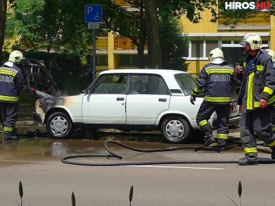 Kigyulladt egy autó motortere Csongrádon