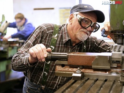 Milliárdok maradnak a magyar dolgozó nyugdíjasok zsebében