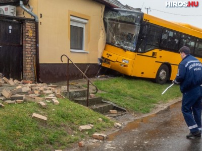 Családi ház falának ütközött egy busz Dávodon