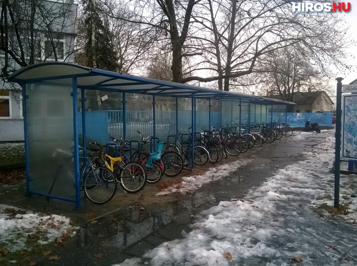 Kiskunfélegyházán télen is tele van a vasútállomásnál található kerékpártároló