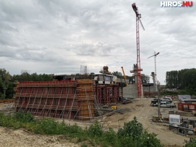 Így áll most az újabb Tisza-híd építése - Videóval