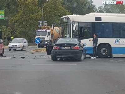 Autóbusz és két személyautó ütközött a Budai kapunál