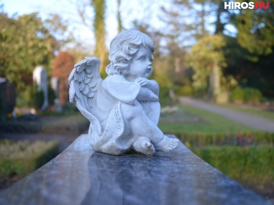 Ellopták az angyalkát egy kisfiú sírjáról, várja vissza a gyászoló család