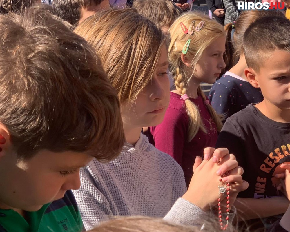 Egymillió gyermek imádkozza együtt a rózsafüzért (videóval)