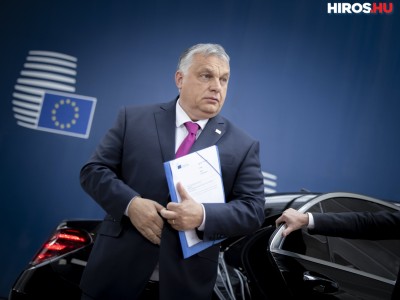 A Miniszterelnöki Sajtóiroda által közreadott képen Orbán Viktor miniszterelnök érkezik az Európai Tanács kétnapos rendkívüli ülésére Brüsszelben 2022. május 30-án. MTI/Miniszterelnöki Sajtóiroda/Fischer Zoltán