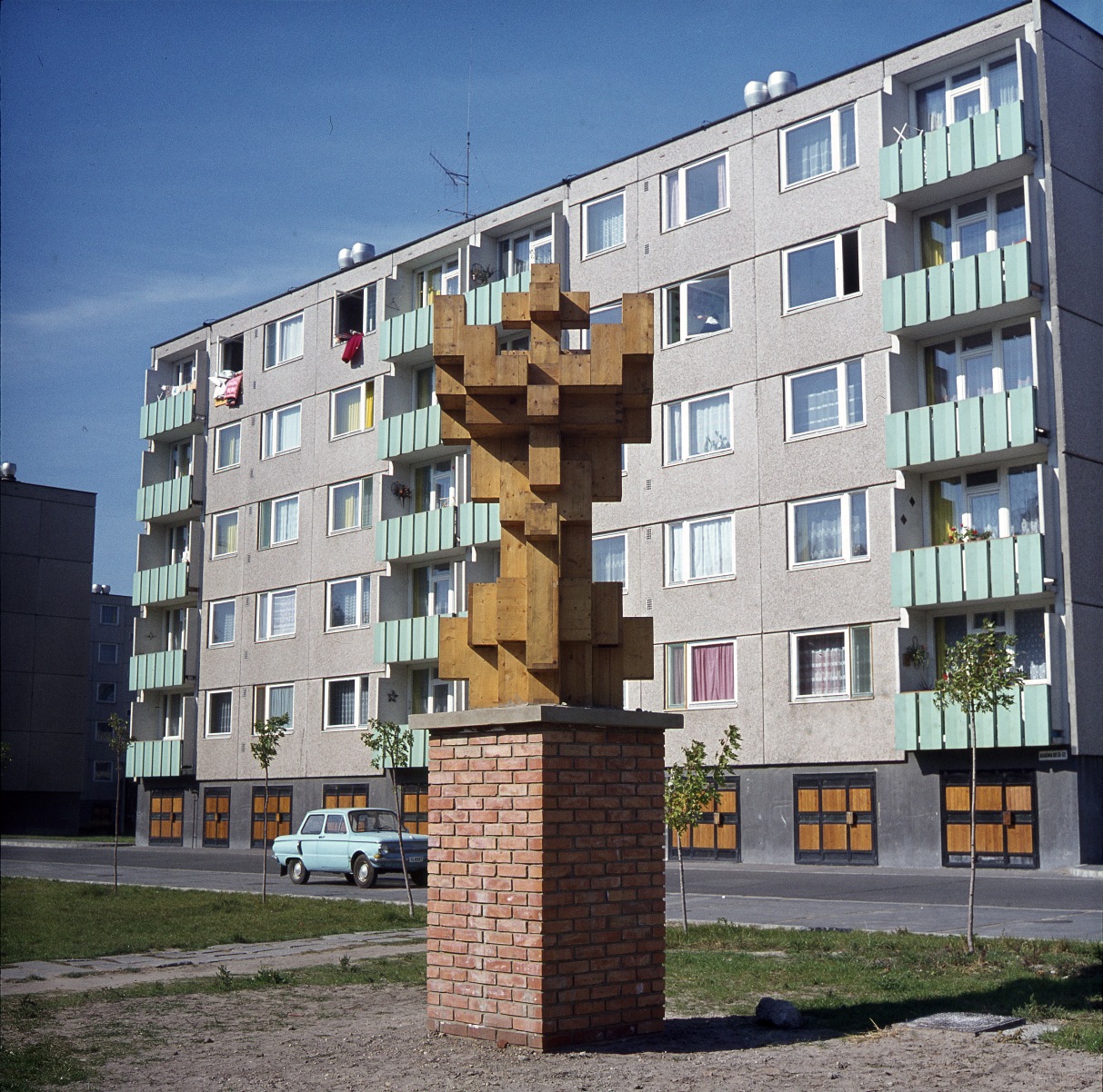 Kátai Mihály Lakótelepi tájékozódó – négy világtáj c. alkotása 1977-ben Kecskeméten a Széchenyivárosban, még zománcborítás nélkül (fa, M: 3,5 m, archív felvétel, fotó: Kiss Béla)