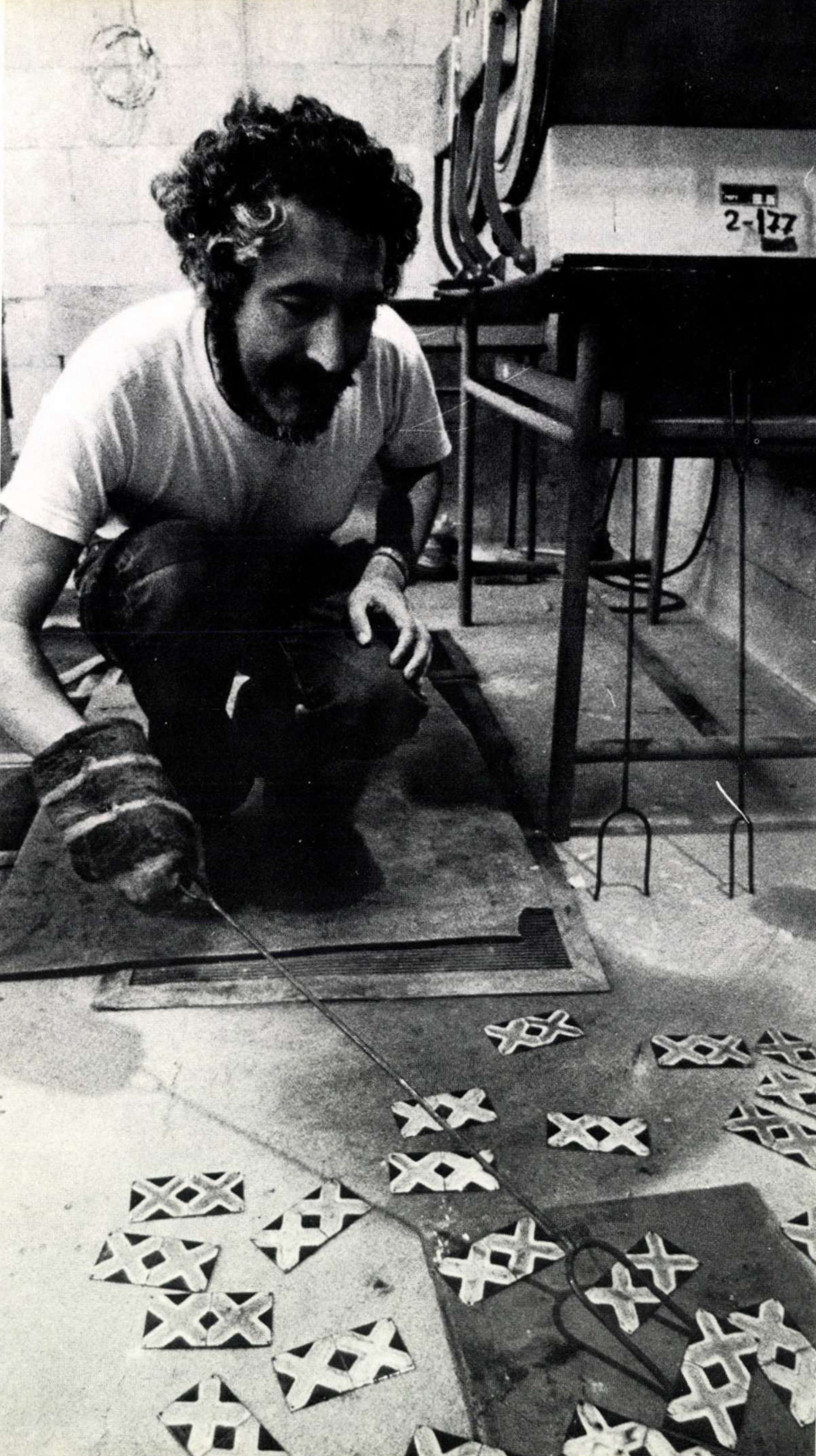Kátai Mihály 1975 nyarán a GAMF-on, az első kecskeméti zománctelepen (fotó az alkotótelep katalógusából, 13. oldal)