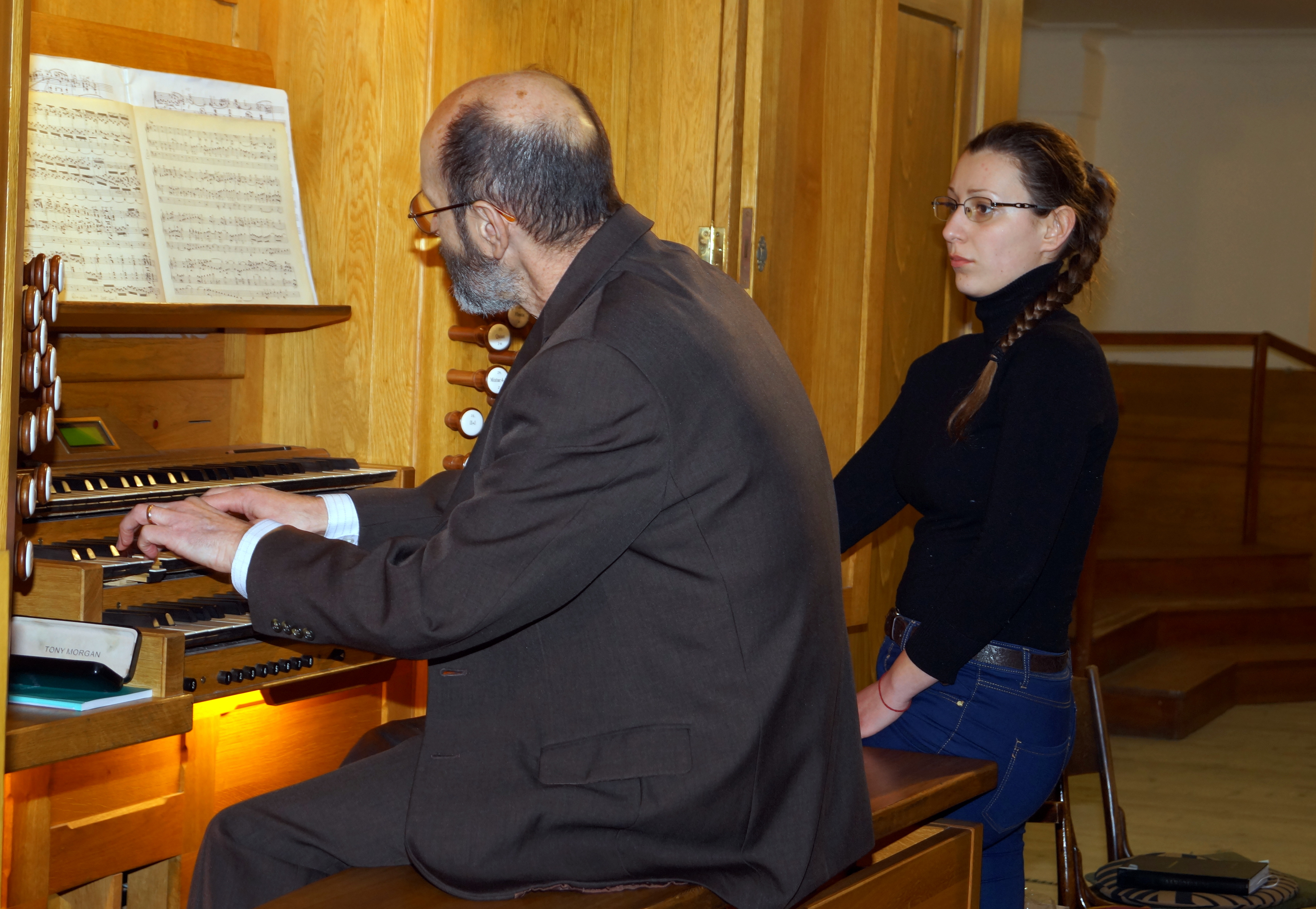 Dr. habil. Karasszon Dezső a református templom orgonáján játszott