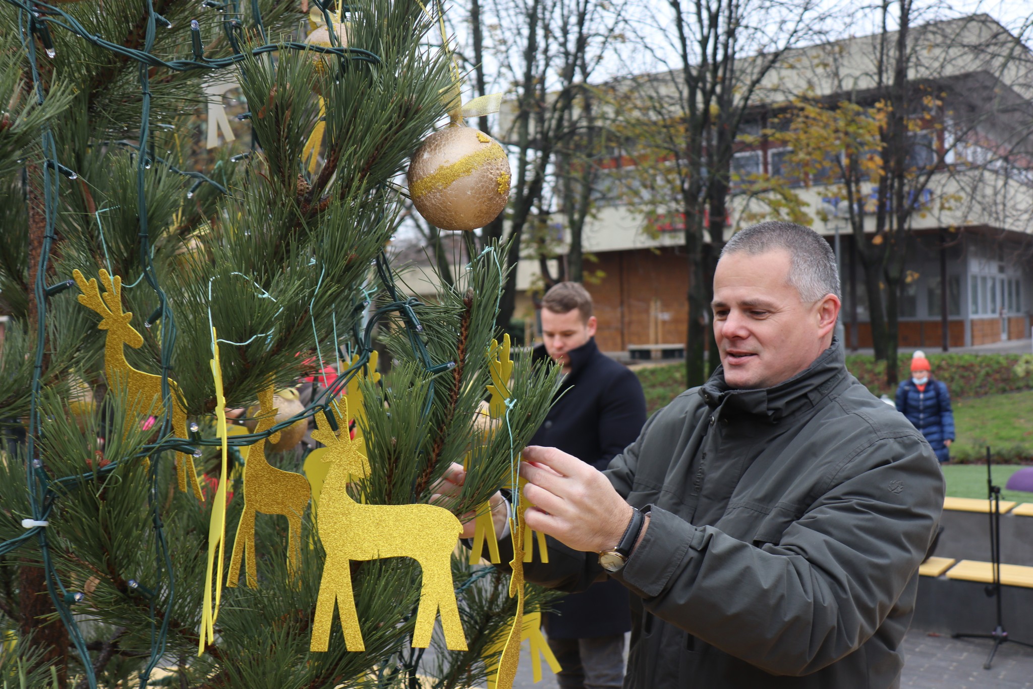 Az Aranyszarvas tér karácsonyfáját díszítve