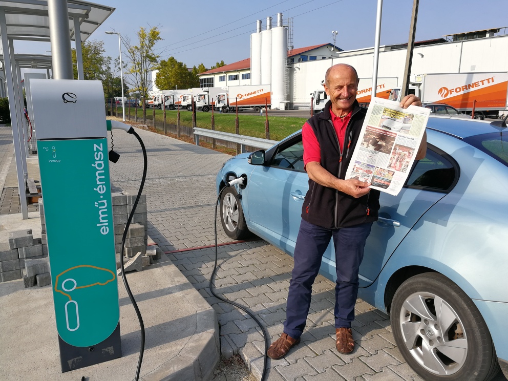 Nagy András, a töltőállomás tulajdonosa, a Renaul Z.E és a Kecskeméti Lapok legújabb száma - A töltés az elkövetkezendő napokban mindenki számára ingyenes