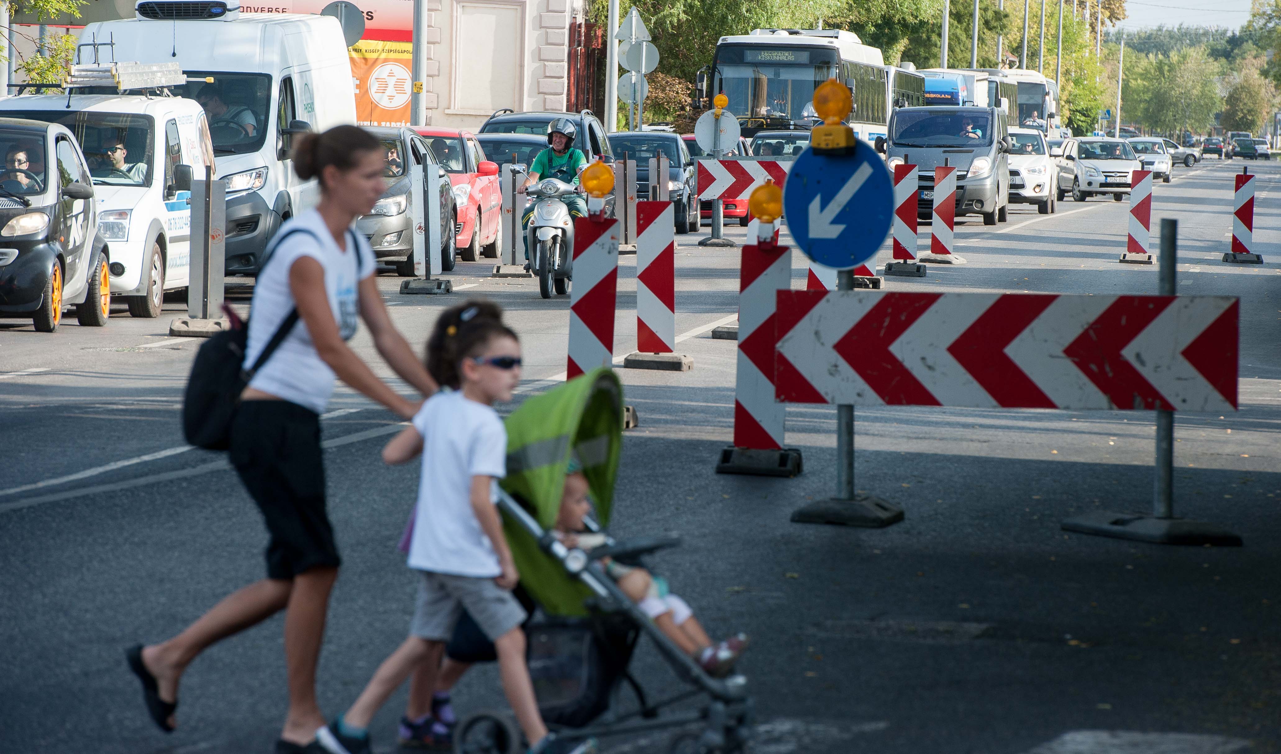 Már lezárták a Kuruc körút déli szakaszának egy részét (Fotó: Banczik Róbert)