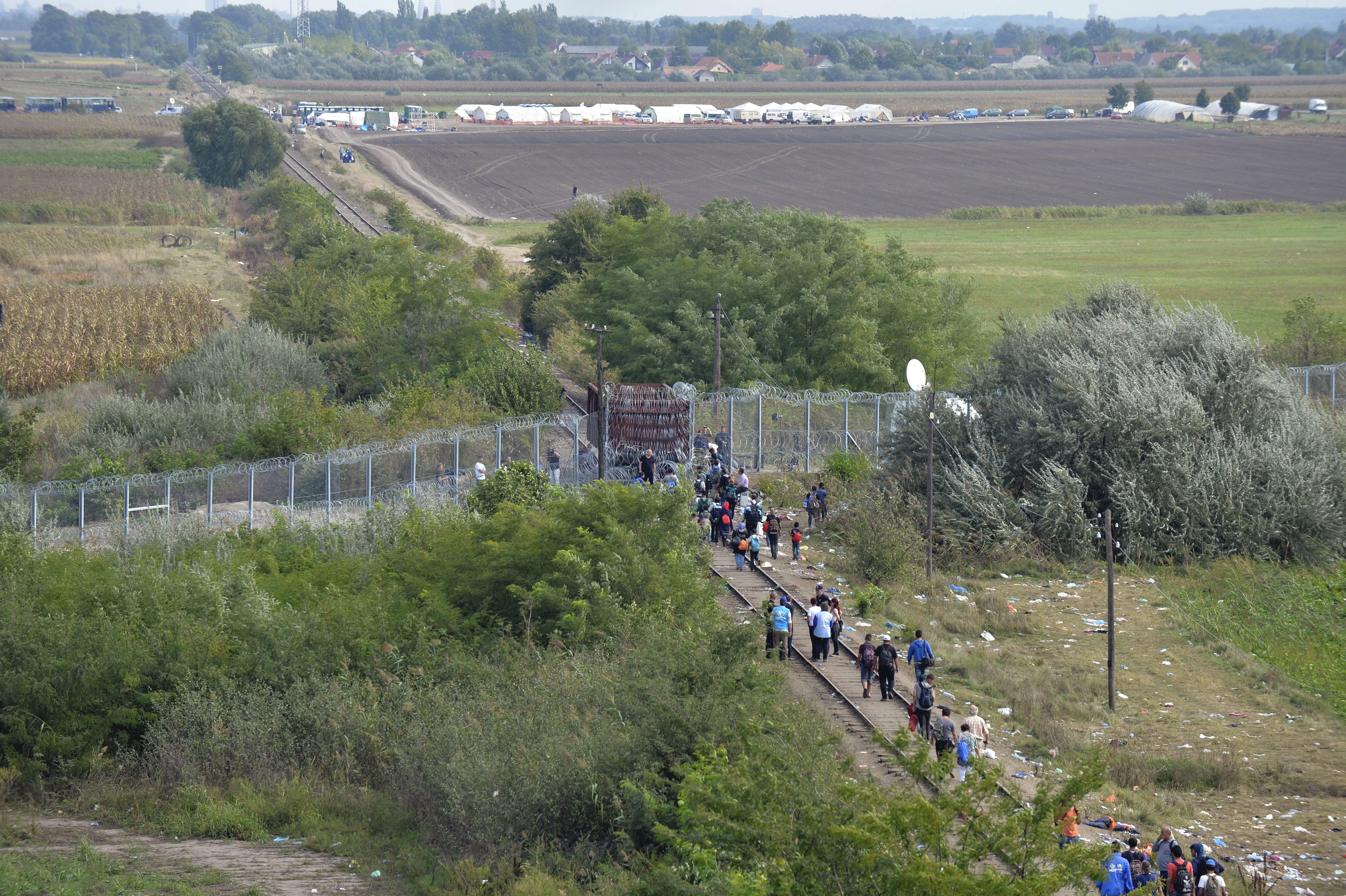  Migránsok a határzárként használt vasúti vagonnál a magyar-szerb határon, Röszke térségében 2015. szeptember 15-én. MTI Fotó: Máthé Zoltán